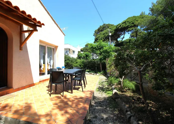 Hyegrasse Villa Pour 6 Personnes A 100 Metres De La Plage Situe Sur Le Port D\'Hyeres