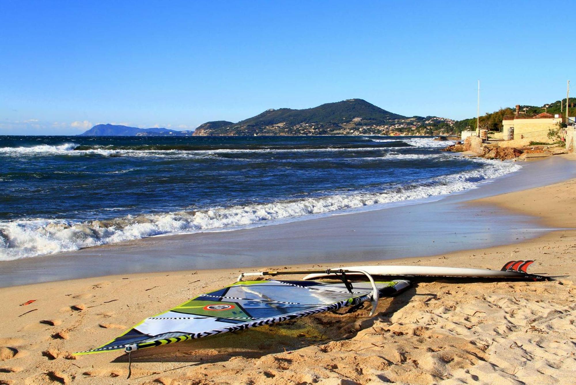 Hyegrasse Pour 6 Personnes A 100 Metres De La Situe Sur Le Port D'hyeres Villa