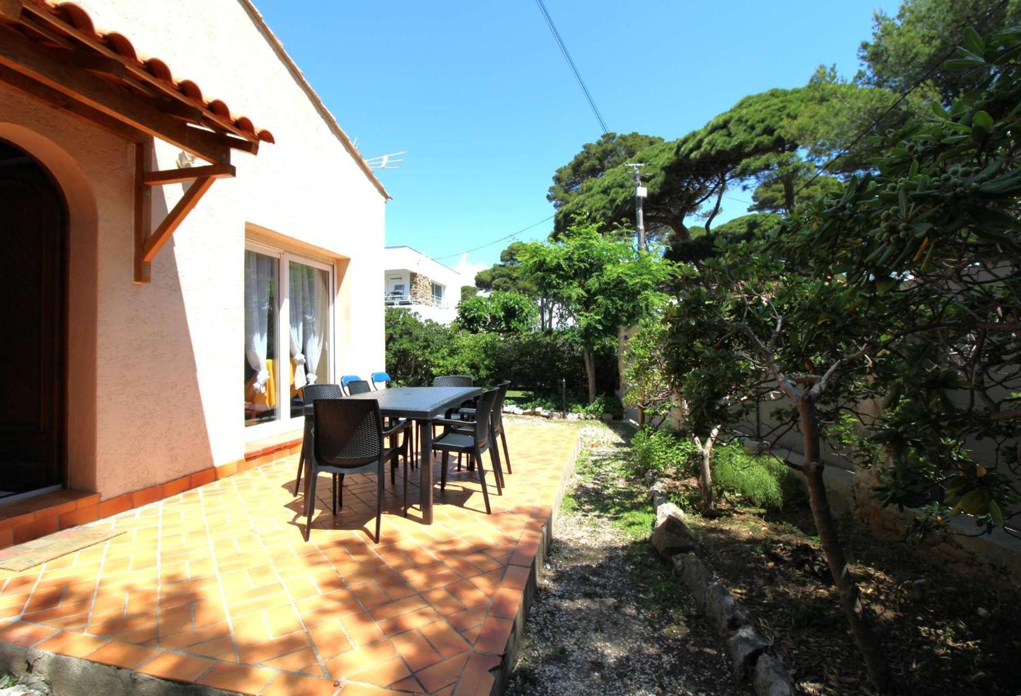 Villa Hyegrasse Pour 6 Personnes A 100 Metres De La Situe Sur Le Port D'hyeres *